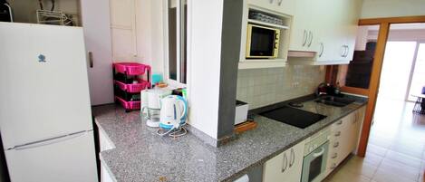 Frigorífico, microondas, horno y placa de cocina