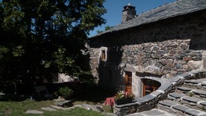 A stone building with a wooden door and a small window. There is a stone staircase leading up to the entrance. - Organic and eco-friendly B&B du Besset (Yssingeaux)