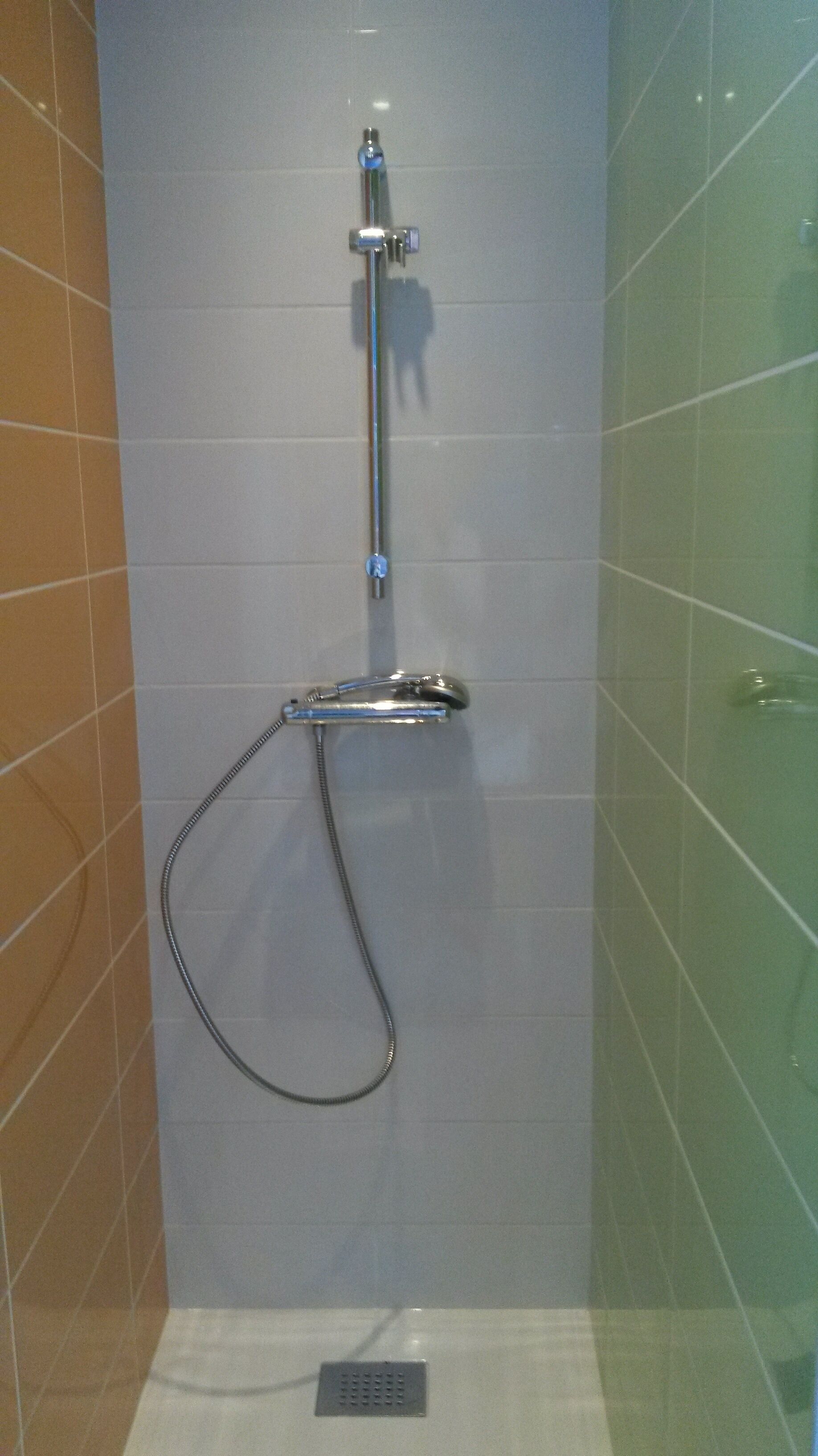 Sèche-cheveux, serviettes fournies, savon, papier toilette