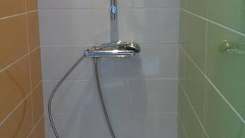 SĂšche-cheveux, serviettes fournies, savon, papier toilette