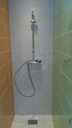 Haartrockner, Handtücher, Seife, Toilettenpapier