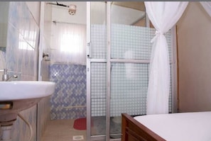 Comfort-Apartment | Badezimmer | Dusche, kostenlose Toilettenartikel, Hausschuhe, Handtücher