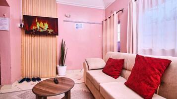 Familienapartment | Wohnbereich | 24-Zoll-Smart-TV mit Digitalempfang