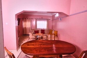 Family Apartment | Living area | 24-inch Smart TV with digital channels - Lux Suites The Pink House Naivasha (Naivasha)