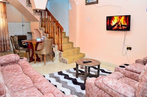 Leilighet – comfort | Oppholdsområde | En 24-tommers smart-TV med digitale kanaler