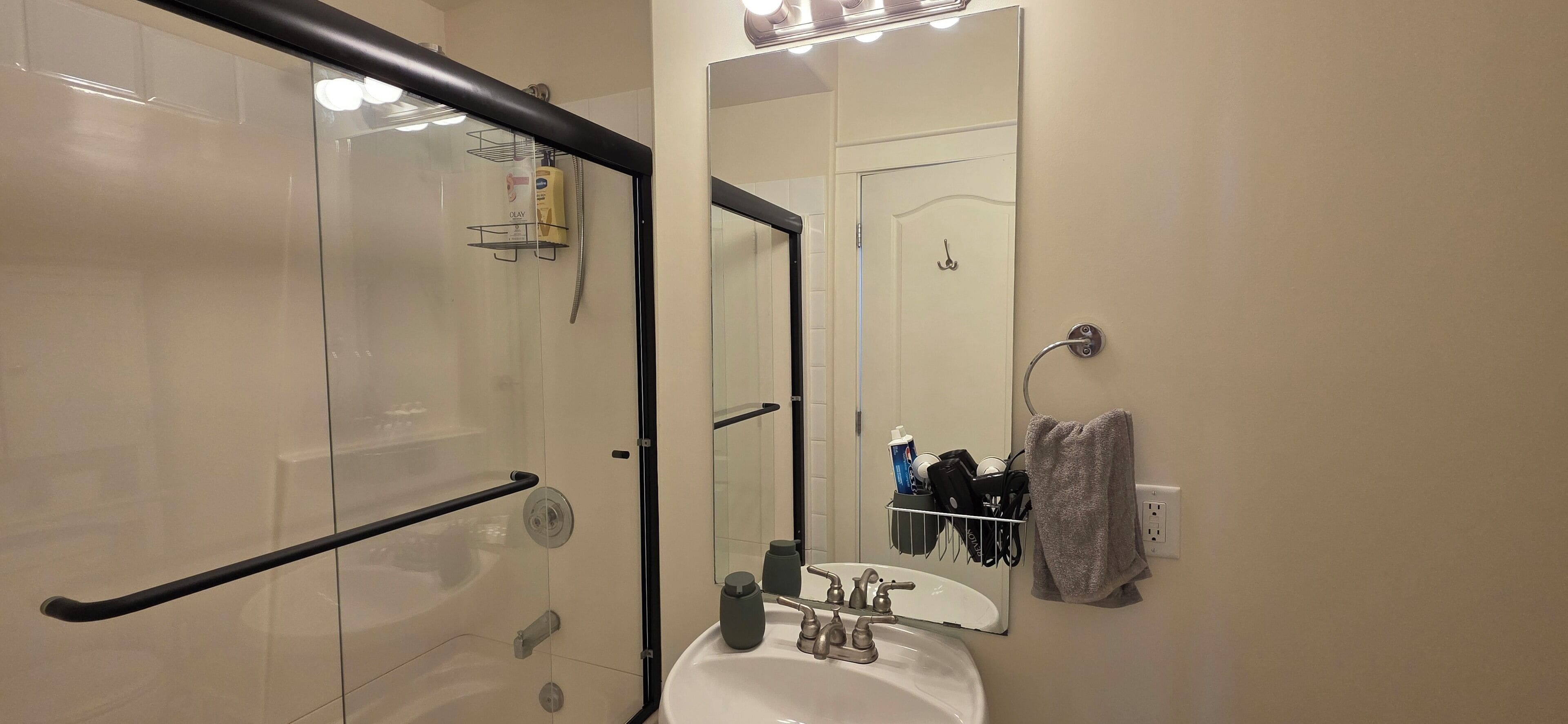 ヘアドライヤー、タオル、石鹸、トイレットペーパー