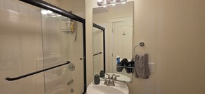 Hiustenkuivaaja, pyyhkeet, saippua, vessapaperi