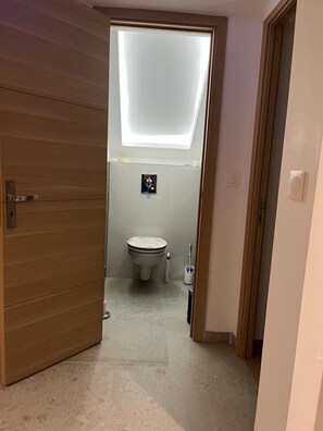 Haartrockner, Handtücher, Seife, Toilettenpapier