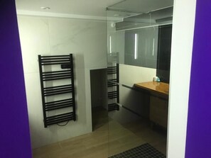 Haartrockner, Handtücher, Seife, Toilettenpapier