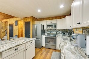 Fridge, microwave, stovetop, dishwasher