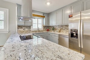 Fridge, microwave, stovetop, dishwasher - Riverfront Fun: Quiet Home Near Hampton Coastline (Hampton)