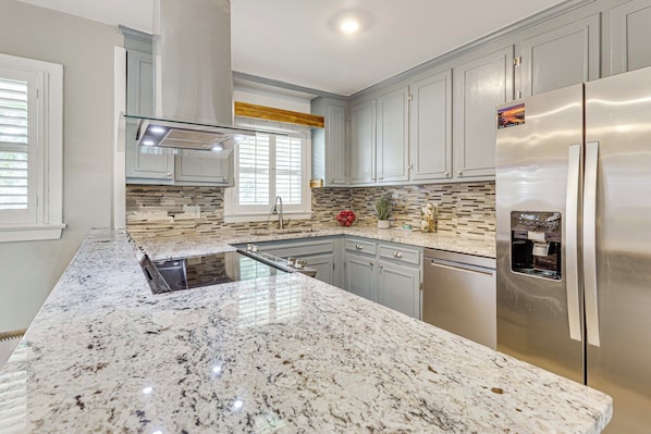 Fridge, microwave, stovetop, dishwasher