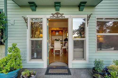 < 1 Mi to Jefferson Healthcare: Nurse-Ready Rental