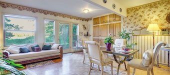 < 1 Mi to Jefferson Healthcare: Nurse-Ready Rental