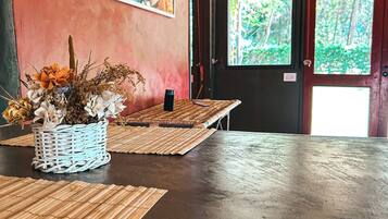 Exclusive-hytte - terrasse - parkudsigt | Privat køkken | Køleskab, mikrobølgeovn, ovn, kogeplade