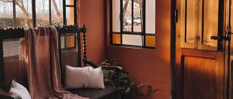 A room with a wooden bench, a large window, and a door marked "SALIDA".