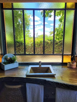 Kahden hengen superior-huone, näköala viinitilalle | Kylpyhuone | Suihku, hiustenkuivaaja, pyyhkeet, saippua