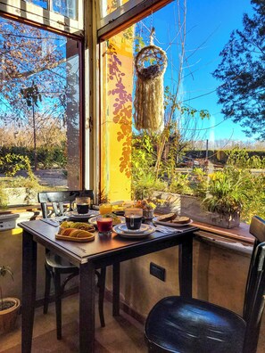 Free daily cooked-to-order breakfast