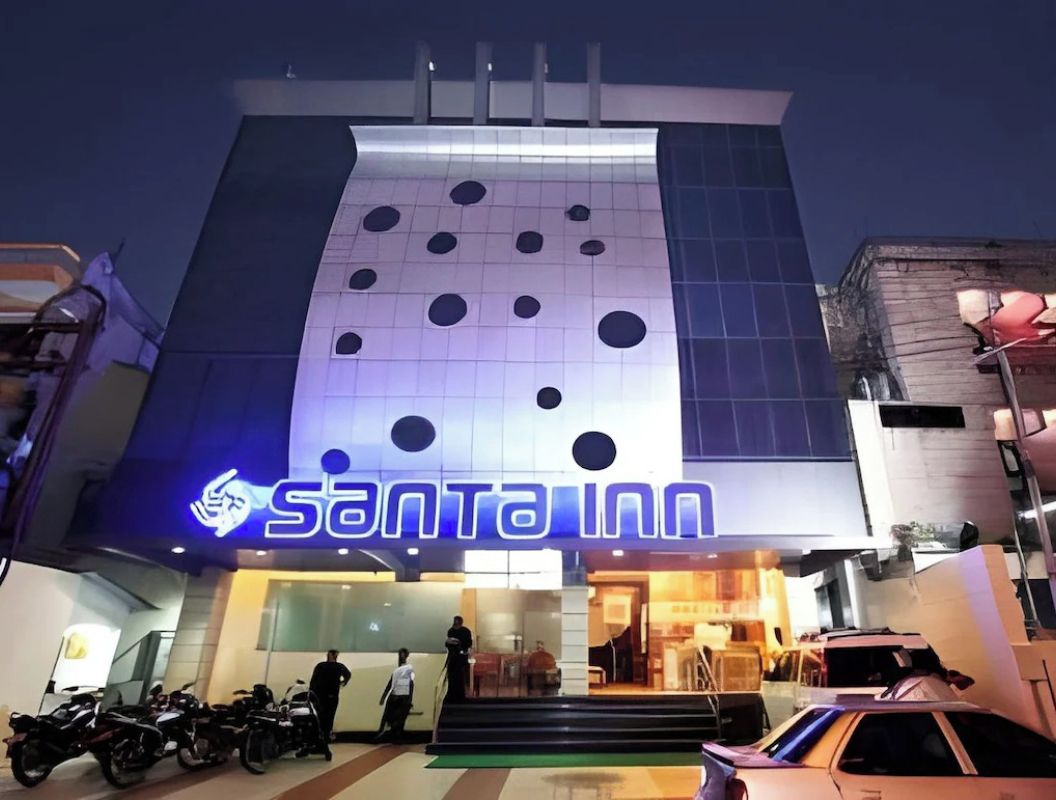 Um edifício com uma grande placa iluminada com a inscrição 