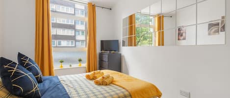 Iron/ironing board, WiFi, bed sheets