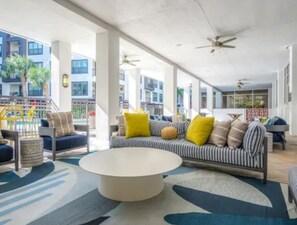 Property grounds - Modern Luxury Downtown Houston Condo -Stylish Stay in the Heart of the City (Houston)