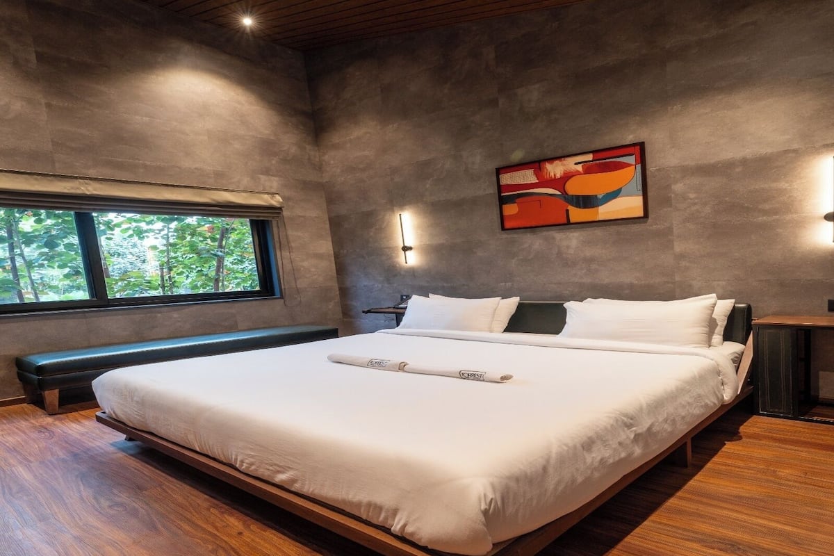 Signature Cabin | Free WiFi, bed sheets