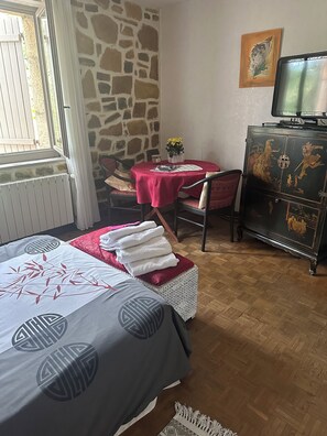 Iron/ironing board, free WiFi, bed sheets