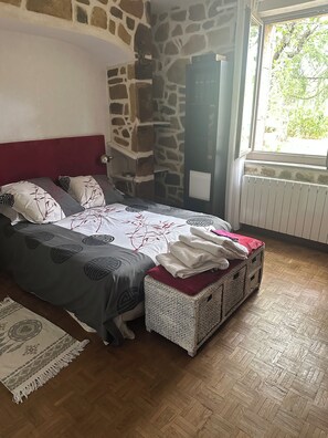 Iron/ironing board, free WiFi, bed sheets