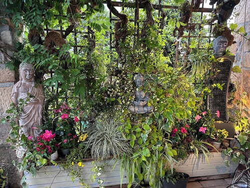  maison fleuri  /  séjours vacances rivière / une chambre dans grande maison   