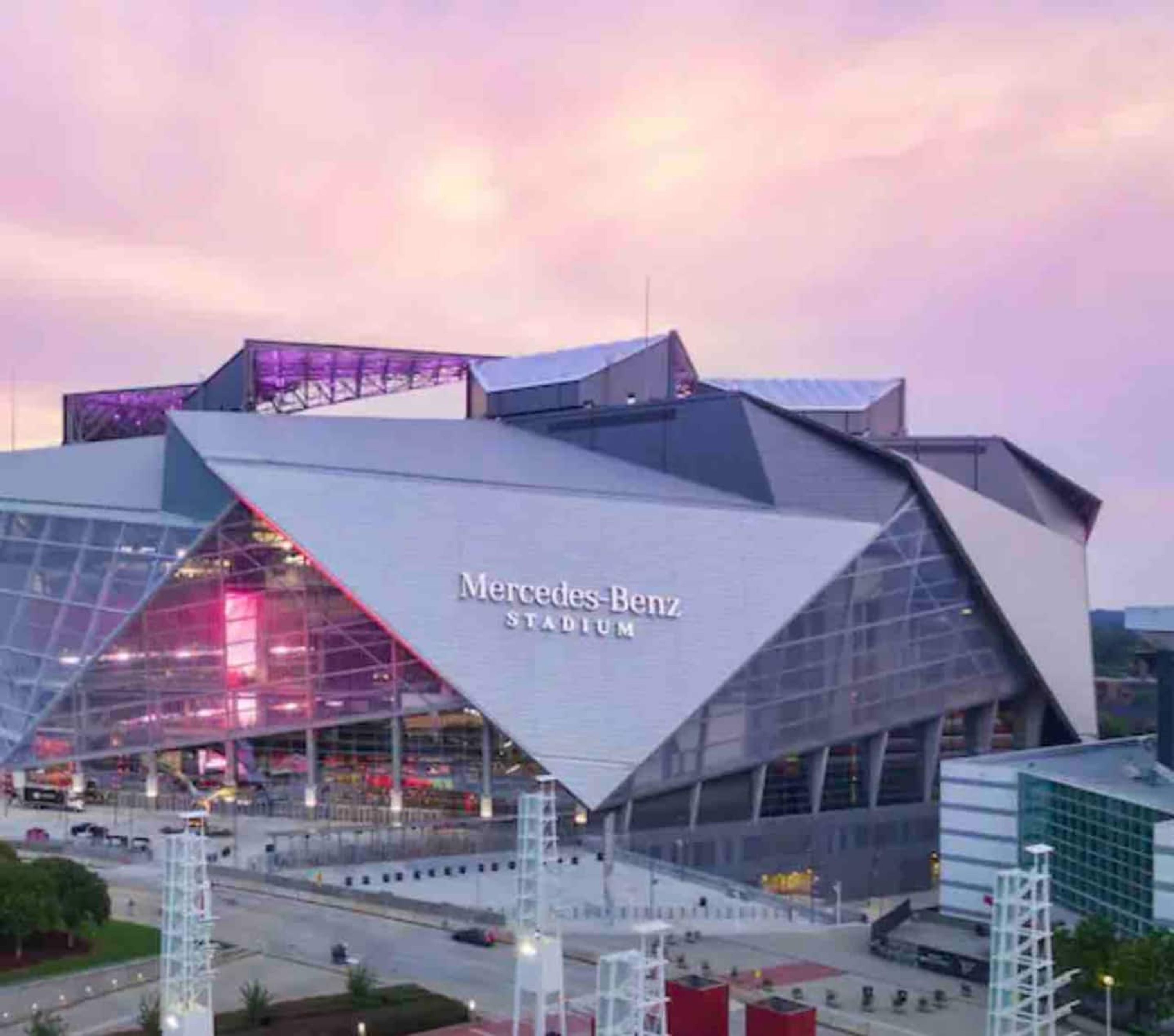 Ein modernes, kantiges Gebäude mit dem Schriftzug "Mercedes-Benz Stadium" an der Fassade.