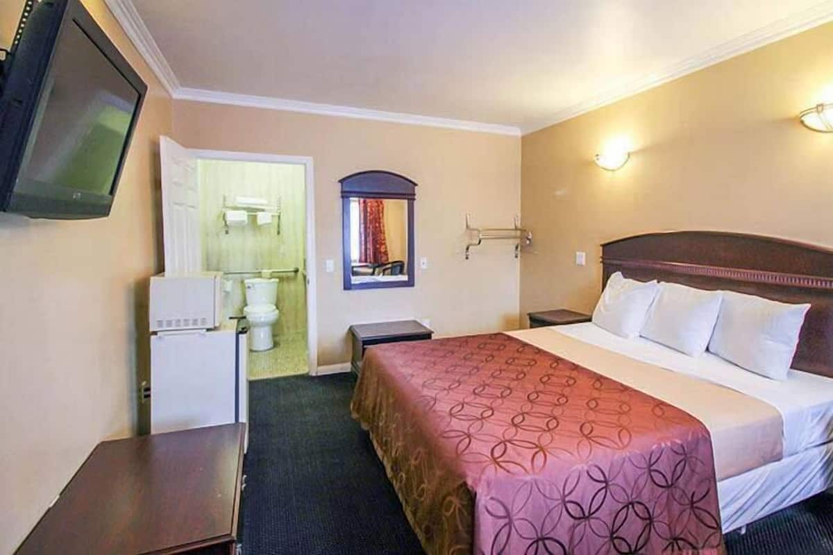 Standard Room | Living area | 32-inch flat-screen TV with cable channels