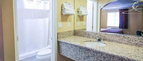 Habitación estándar | Baño | Tina con regadera y toallas