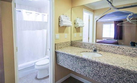 Bañera con ducha, toallas. Carlton Motor lodge