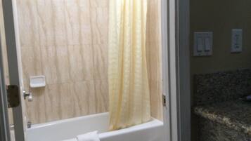 Standard-Doppel- oder -Zweibettzimmer, 2 Doppelbetten | Badezimmer | Duschwanne, Handtücher