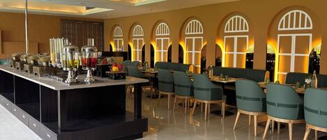 Un restaurante moderno con barra central, zona de estar y arcos decorativos.