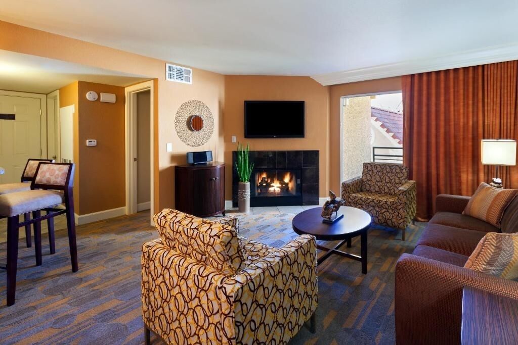 Vegas Strip Getaway: Full Kitchen, Walkable Location, Modern Comfort & Amenities - Henderson, NV