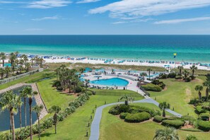 A heated pool - Edgewater 902•Beachfront•Remodeled•2 Pools+Hot Tub•Gym•Beach Gear•Private Beach (Miramar Beach)