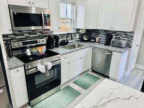 Fridge, microwave, oven, stovetop - Modern new 3BR, 3Bath, 5beds, central to major Houston attractions.  (Houston)