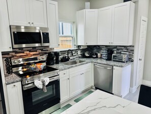 Fridge, microwave, oven, stovetop - Modern new 3BR, 3Bath, 5beds, central to major Houston attractions.  (Houston)