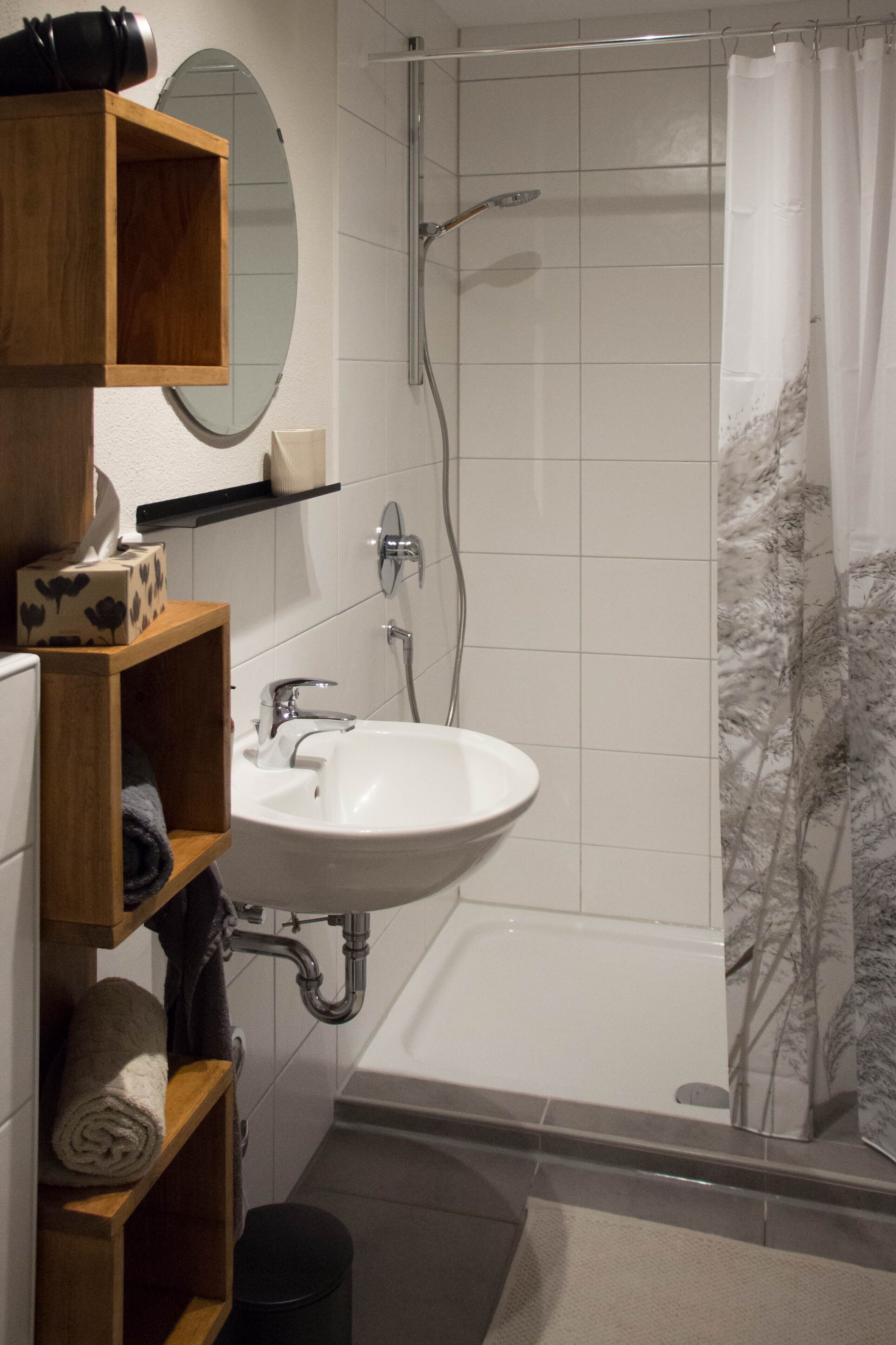 Douche, sèche-cheveux, serviettes fournies