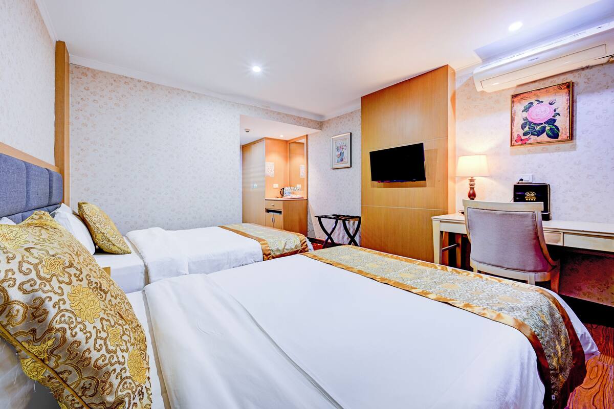 Deluxe Twin Room | Minibar, desk, free WiFi, bed sheets