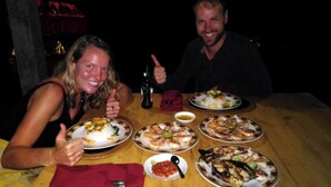 Una mesa de comedor con varios platos, una botella y un tazón pequeño.