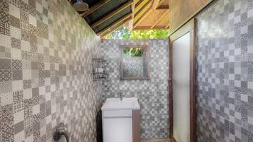 Habitación estándar, 1 cama Queen size, balcón, vista al jardín | Baño