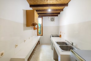 Family Bungalow, Courtyard View | Private kitchen - Menjangan View (Pejarakan)