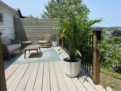 Charming 2-bedroom Gem, Scenic Views + Deck, Fire Pit