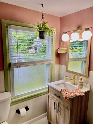 Shower, hair dryer, towels, soap - Charming 2-bedroom Gem, Scenic Views + Deck, Fire Pit (DuBois)