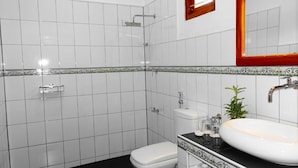Vòi sen/bồn tắm kết hợp, máy sấy tóc, khăn tắm, dầu gội