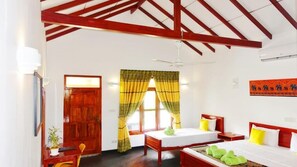 Desk, free WiFi - Regina Beach Bungalow (Trincomalee)