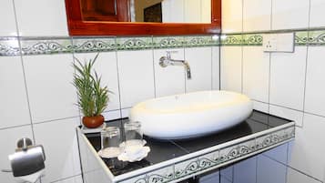 Deluxe Double Room, Balcony, Garden View | Bathroom | Combined shower/bathtub, hair dryer, towels, shampoo