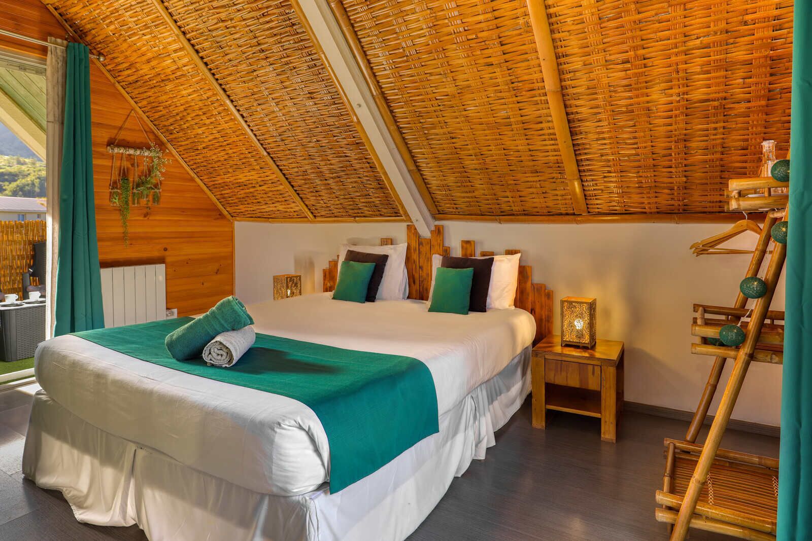 Habitación doble estándar, balcón, vista al jardín | Ropa de cama de alta calidad y minibar 